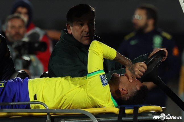Neymar is being carried off on a stretcher. /AFPBBNews=NEWS1