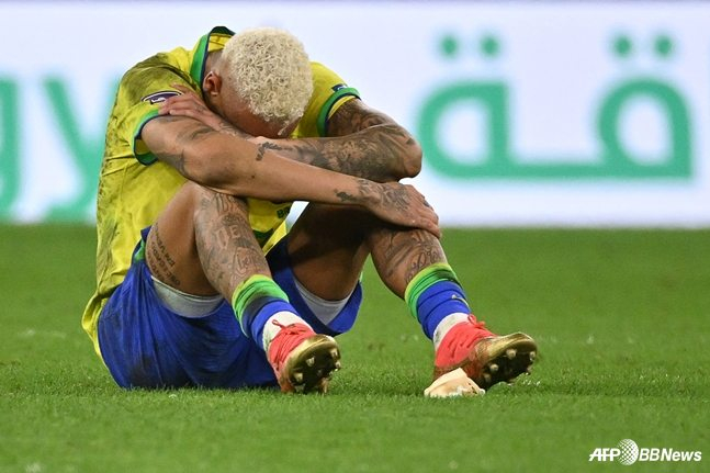 Neymar sitting on the field, shedding tears. /AFPBBNews=NEWS1
