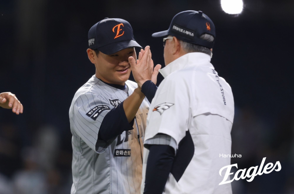 Hanwha Eagles' Kim Tae-yeon and Hanwha manager Kim Kyung-moon. /Photo=Hanwha Eagles