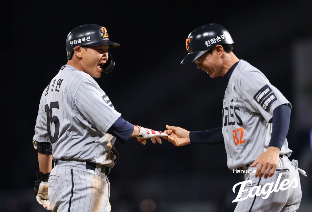 Hanwha Eagles' Kim Tae-yeon (left) in action during the match against Changwon NC on the 28th. /Photo=Hanwha Eagles