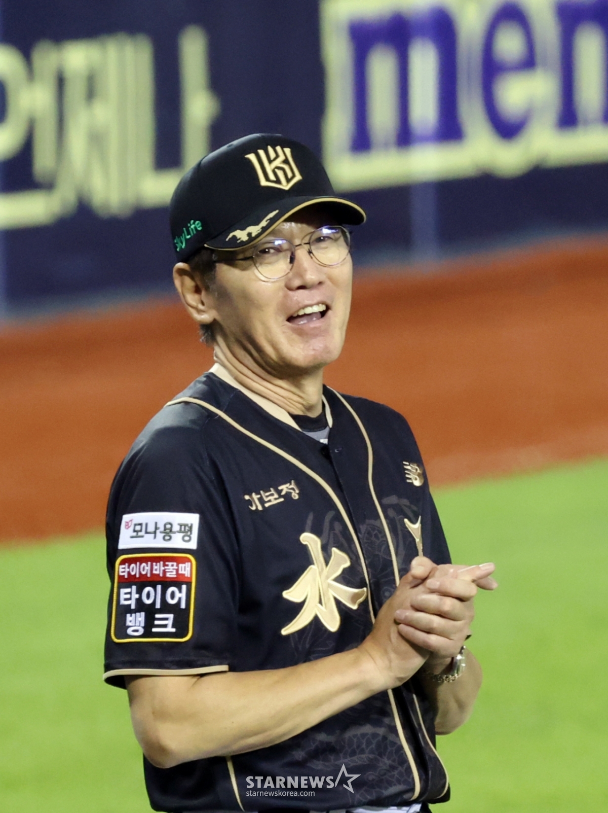 KT manager Lee Kang-cheol bows to his players to celebrate a comeback victory during the 2025 KBO League match between KT Wiz and LG Twins at Jamsil Stadium on the 11th. 2025.09.11. /Photo=Senior reporter Kang Young-jo
