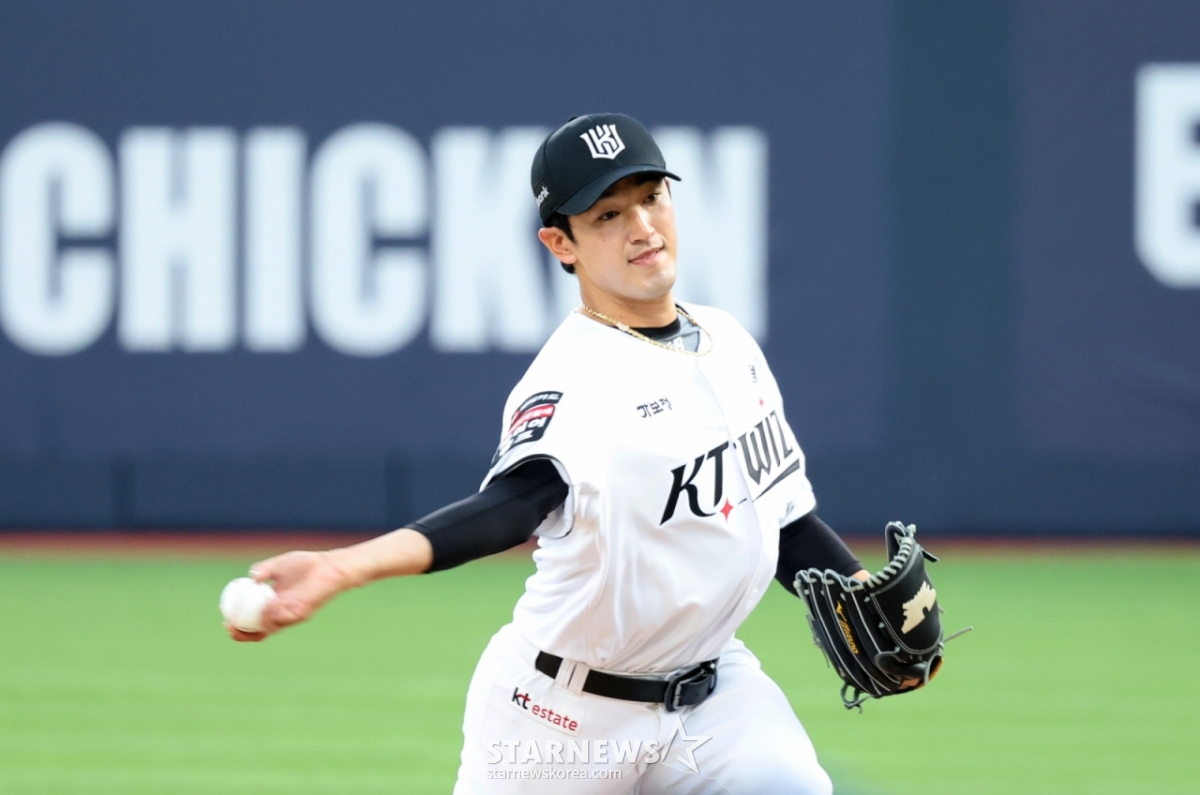 KT right-handed pitcher Ko Young-pyo is seen pitching as a starter during the 2026 KBO League match between KT Wiz and NC Dinos at Suwon KT Wiz Park on the 22nd. 2026.0.22. /Photo=Senior reporter Kang Young-jo