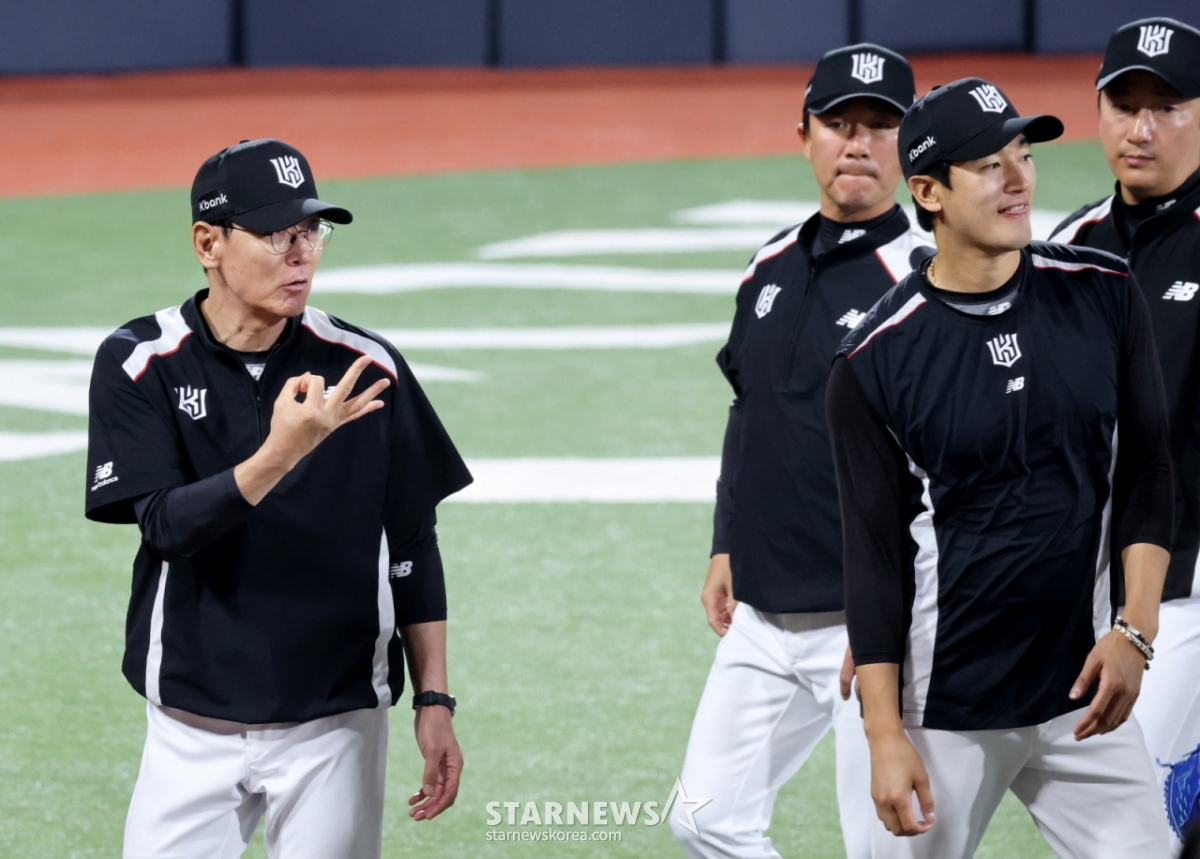 KT manager Lee Kang-cheol is seen leaving the field after winning the 2026 KBO League match between KT Wiz and NC Dinos at Suwon KT Wiz Park on the 22nd. 2026.0.22. /Photo=Senior reporter Kang Young-jo