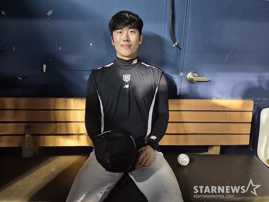KT's Heo Kyung-min is being interviewed after finishing the Jamsil Doosan game on the 26th. /Photo=Reporter Shin Hwa-seop