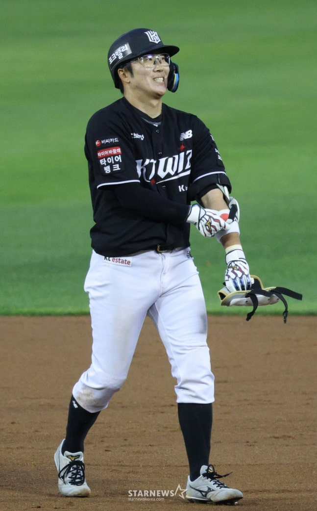 Heo Kyung-min smiles after hitting a double in the bottom of the 4th inning against Doosan on the 26th. /Photo=Chief correspondent Kim Jin-kyung