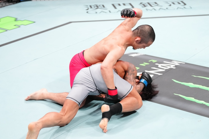 Aoi Jin (left) is securing a top ground position and attempting a mount on Song Young-jae. /Photo=UFC