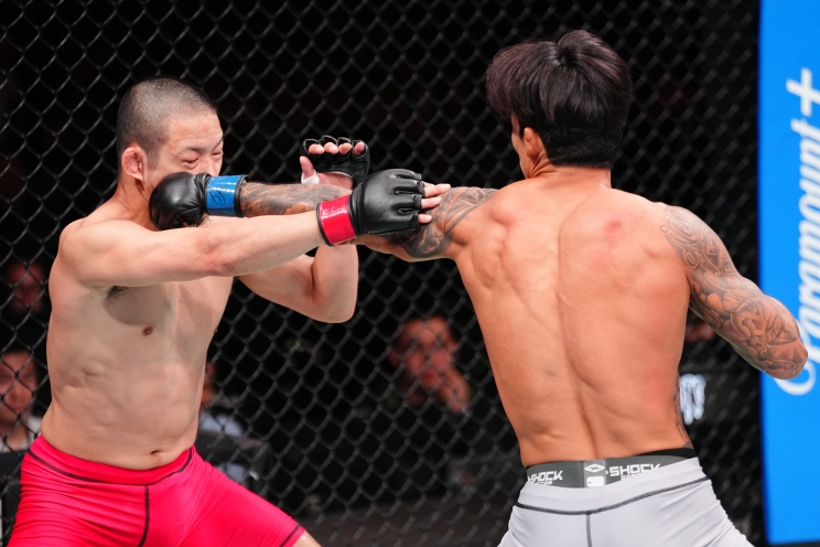 Song Young-jae (right) is throwing a left straight at Aoi Jin. /Photo=UFC