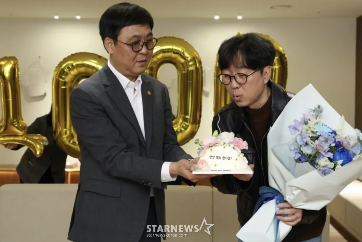(Seoul=NEWS1) Reporter Kim Jin-hwan = Choi Hwi-young, Minister of Culture, Sports and Tourism, posted a photo on his social networking service (SNS) on the 7th showing him meeting director Kang Hyeong-jun of the film "The Man Who Lives in the King's House" after it broke the 10th million viewer mark, exchanging greetings and presenting a cake and bouquet, along with a congratulatory message. The film "The Man Who Lives in the King's House" is the 34th domestic release to reach 10 million viewers, marking the first time in two years that a domestic release has attracted 10 million viewers. (Choi Hwi-yeong (Minister) Instagram screenshot, resale and database use prohibited) 2026.3.7/NEWS1 Copyright © NEWS1. All rights reserved. Unauthorized reproduction, redistribution, and use for AI training are prohibited. /Photo=NEWS1) Reporter Kim Jin-hwan