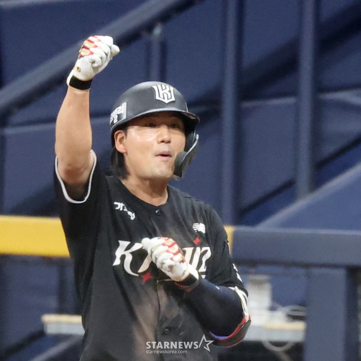 KT's sixth batter, Kim Sang-soo, reached base with a two-run single in the bottom of the 6th inning of the 2026 KBO League KT Wiz vs. Kiwoom Heroes game held at Gocheok Sky Dome on the 10th, with two outs and runners on first and third. KT leads 1-0. 2026.05.10. /Photo=Senior reporter Kang Young-jo