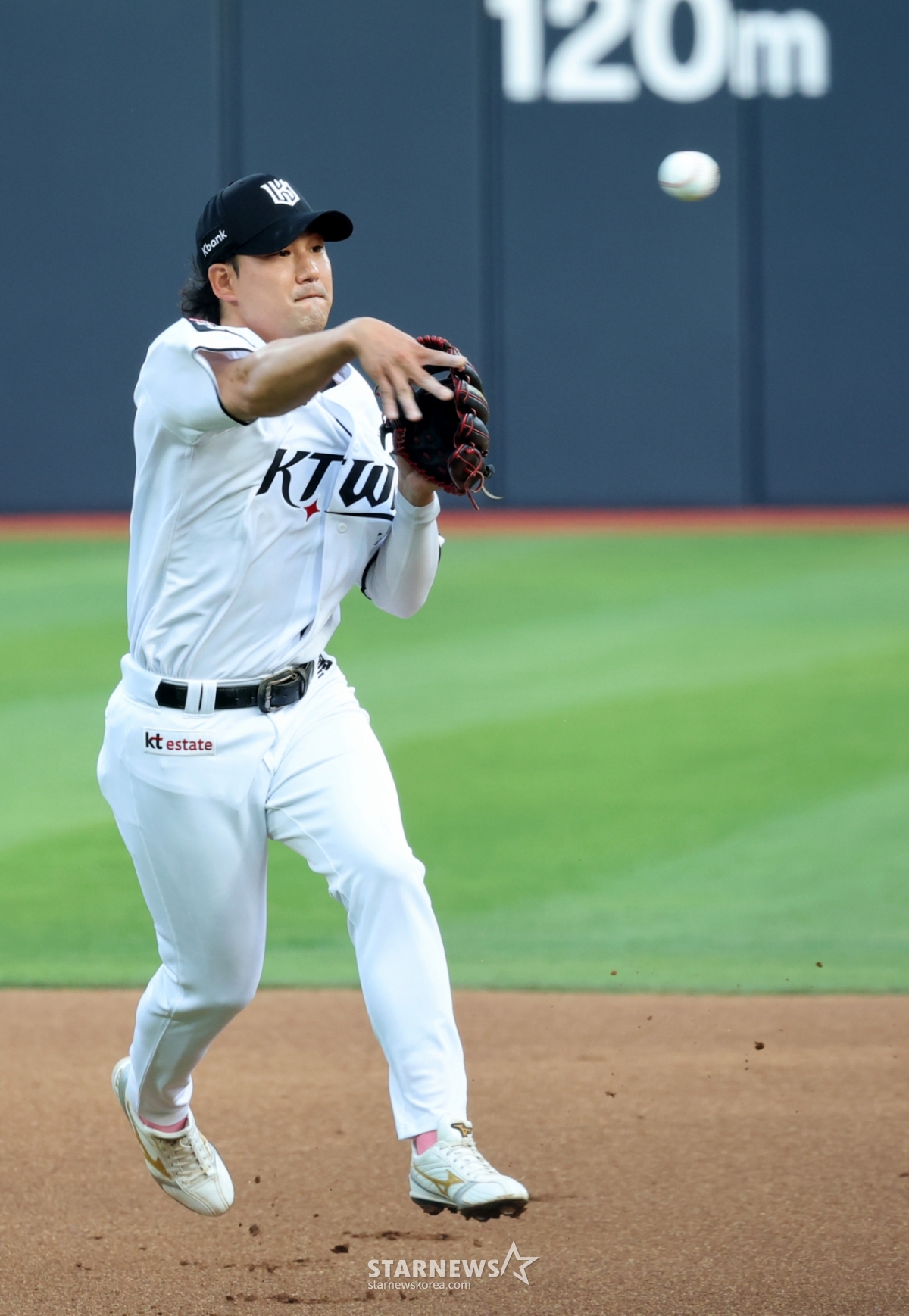 KT second baseman Kim Sang-soo fields a ground ball from NC Dinos' Kim Ju-won in the top of the 1st inning of the 2026 KBO League KT Wiz vs. NC Dinos game held at Suwon KT Wiz Park on the 22nd, throwing to first base. 2026.0.22. /Photo=Senior reporter Kang Young-jo