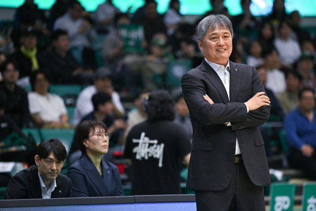 Lee Sang-beom, head coach of Bucheon Hana Bank (right). /Photo=WKBL