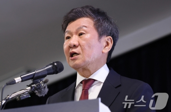 Jeong Mong-gyu, the Han Chuk-gu-hyeop (Chairman) President, is announcing his campaign pledges at the Seoul Jongno-gu Football Hall on December 26, 2024. /Photo=NEWS1