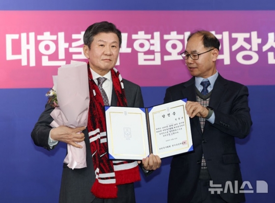 Jeong Mong-gyu (left), the newly elected 55th Han Chuk-gu-hyeop (Chairman) President, receiving his certificate of election. /Photo=Provided by NEWSIS
