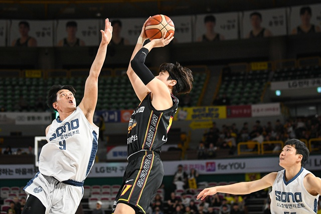 Heo Il-young (center) attempting a shot. /Photo=KBL