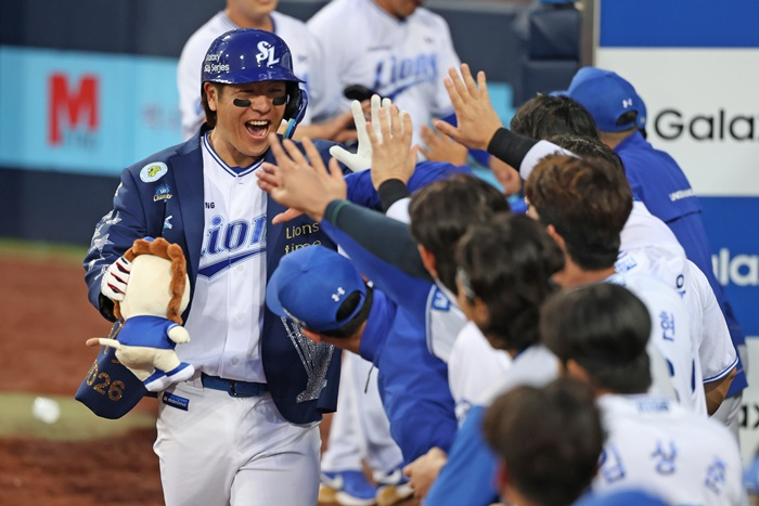 Kang Min-ho (left) is greeted by teammates after hitting a two-run home run in the 4th inning against Doosan on the 29th. /Photo=Samsung Lions