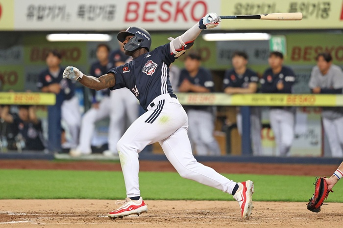 Doosan's Cameron is hitting a three-run home run in the 5th inning against Samsung on the 29th. /Photo=Doosan Bears
