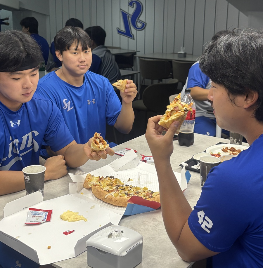 Samsung players are seen eating the pizzas distributed by Yang Chang-seop on the 29th. /Photo=Samsung Lions