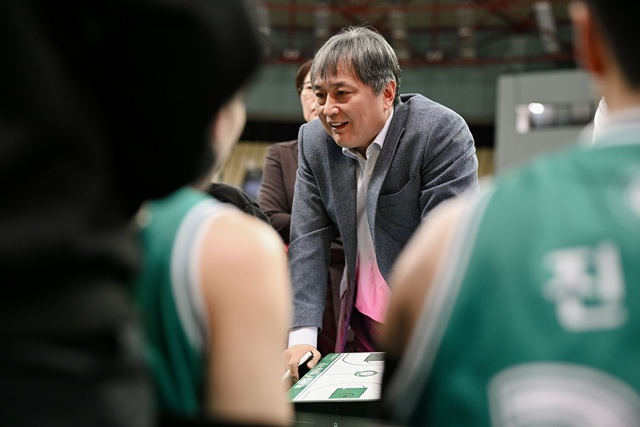 Lee Sang-beom, Bucheon Hana Bank head coach (center). /Photo=WKBL