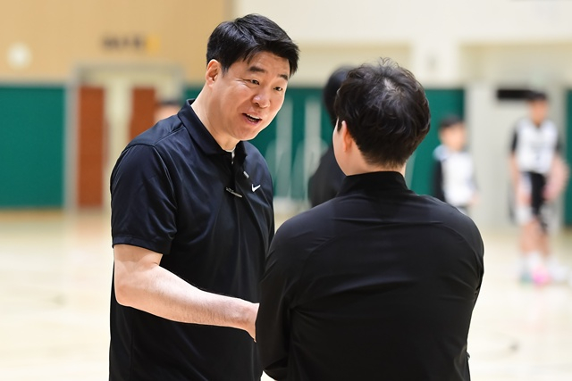Eum Hee-seok, Bucheon Hana Bank senior coach (left). /Photo=WKBL