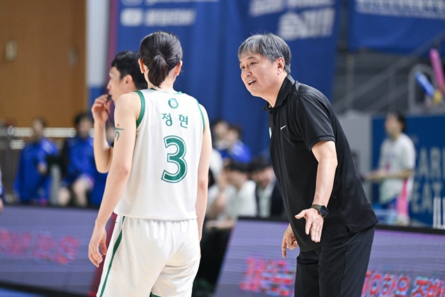 Lee Sang-beom, head coach (right). /Photo=WKBL