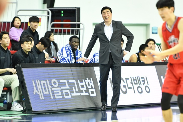 Eum Hee-seok, Bucheon Hana Bank senior coach. /Photo=KBL