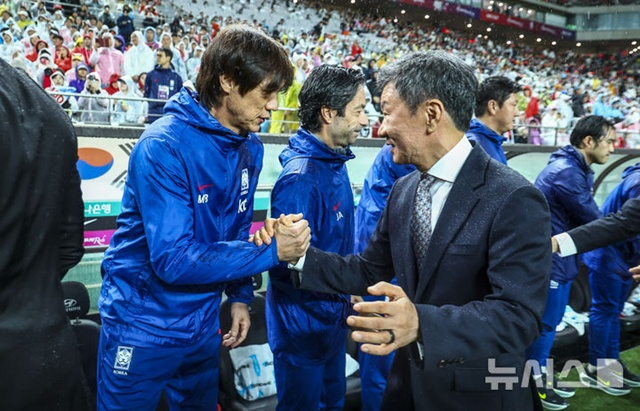 Hong Myung-bo, head coach of the South Korean national football team (left), and Jeong Mong-gyu, President of Han Chuk-gu-hyeop (Chairman). /Photo=NEWSIS