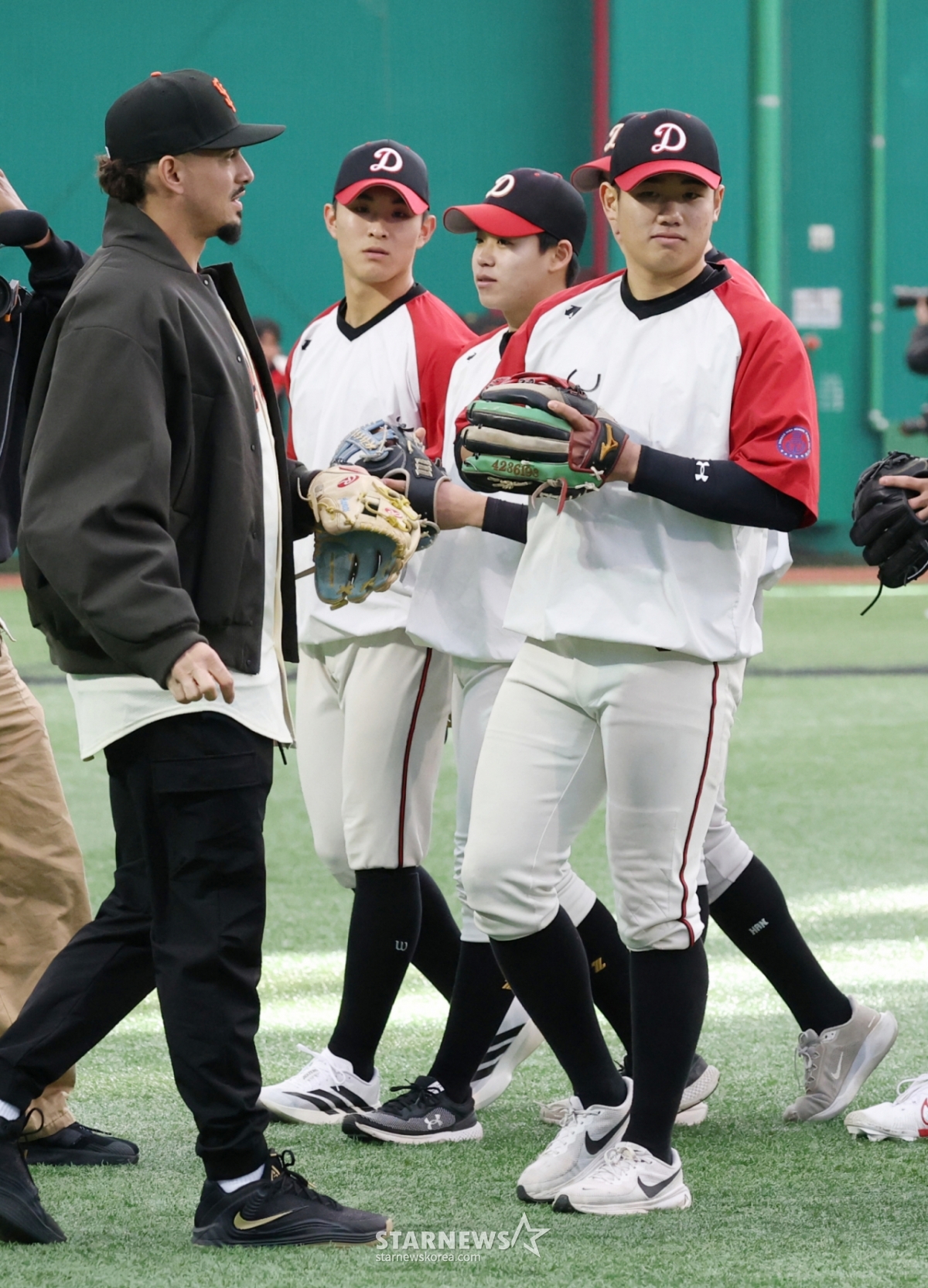 米大リーグのプロ野球(MLB)サンフランシスコ·ジャイアンツが7日、京畿道利川(キョンギド·イチョン)のLGチャンピオンズパークで、フィムン高校と徳寿高校の選手60人あまりを招待し、野球クリニックを開いた。 徳寿高校の厳俊山(オム·ジュンサン)が、アダメスの指導の下、守備練習を指導している。 この日の行事にはラリー·ベア会長、バスター·ポージー社長、トニー·ビテルロ監督、イ·ジョンフ、ウィリー·アダメス、ファン·ジェギュンなどが参加した。 /写真=キム·ジンギョン待機者