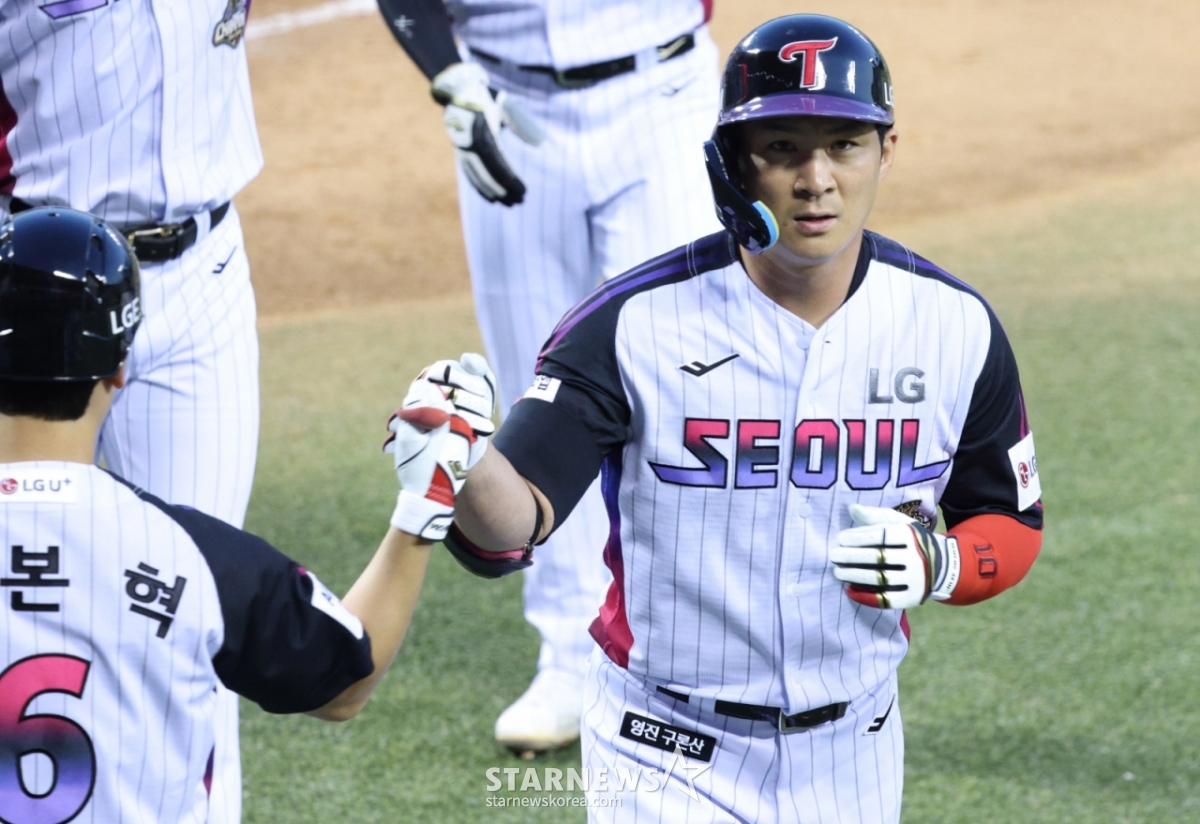 The 2026 Shinhan SOL Bank KBO League LG Twins vs. KIA Tigers game was held on the 29th at Seoul Jamsil Baseball Stadium. LG's Oh Ji-hwan hit a 3-run home run in the bottom of the 4th inning with two outs and runners on first and third, then crossed home plate. /Photo=Chief correspondent Kim Jin-kyung