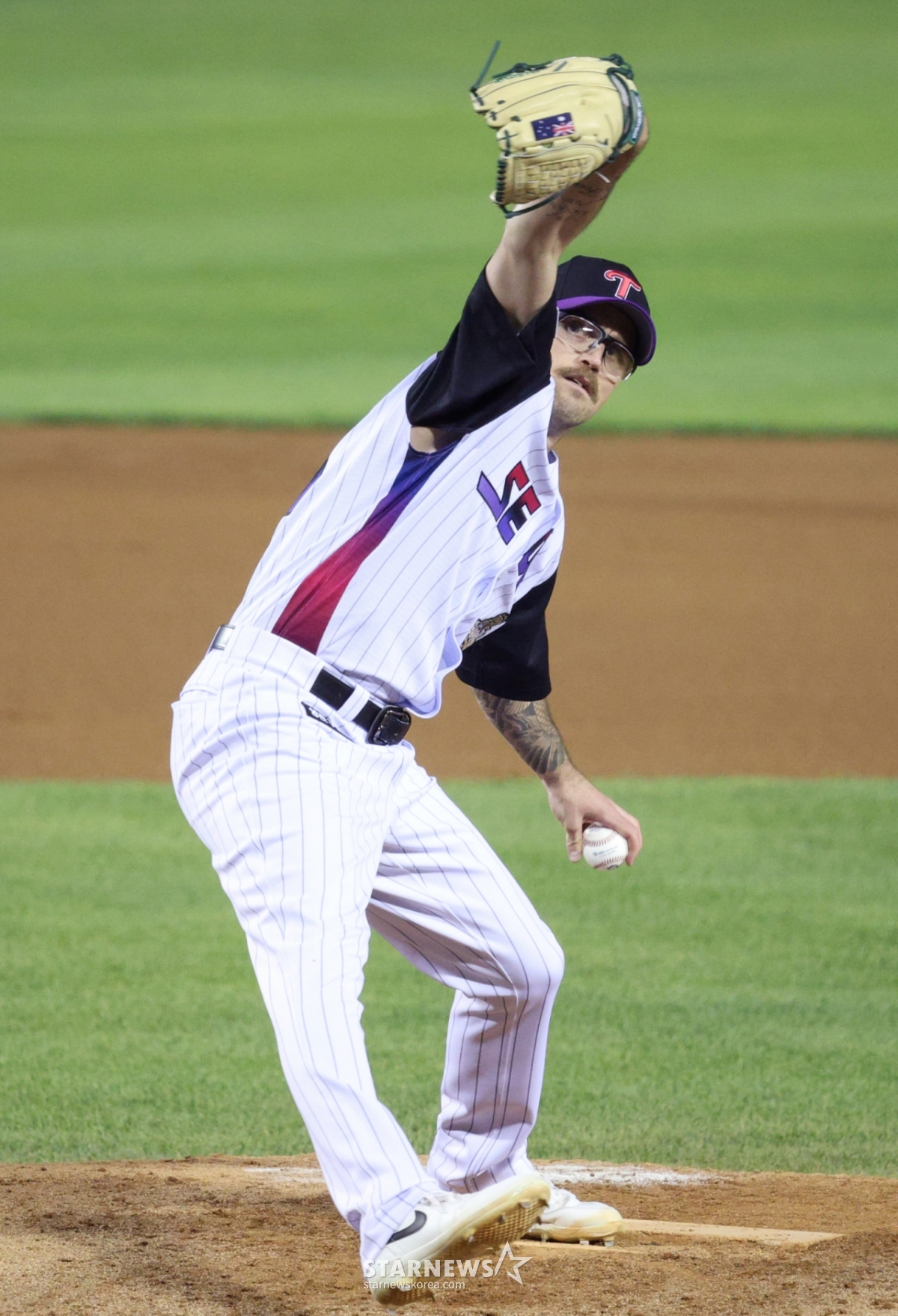 The 2026 Shinhan SOL Bank KBO League LG Twins vs. KIA Tigers game was held on the 29th at Seoul Jamsil Baseball Stadium. LG's starting pitcher Wells is pitching hard. /Photo=Chief correspondent Kim Jin-kyung