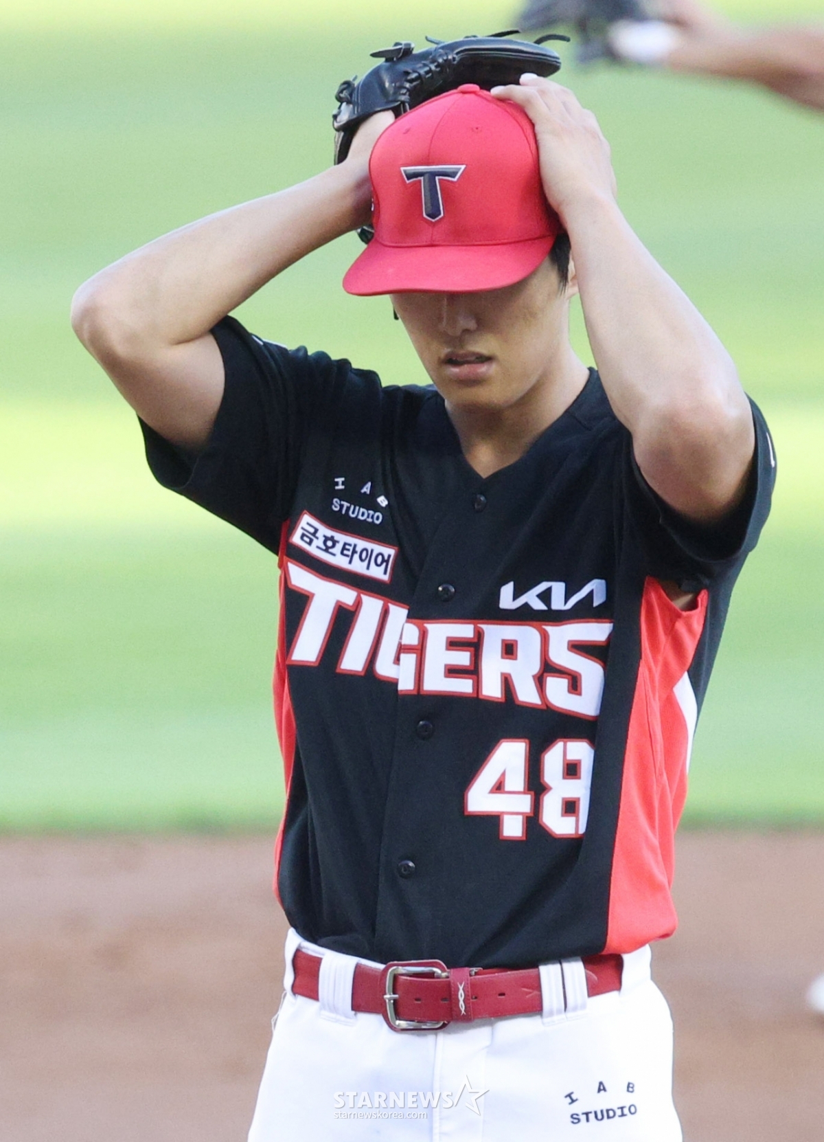 Song Chan-ui and Oh Ji-hwan broke the tiger wings and subdued the momentum. The 2026 Shinhan SOL Bank KBO League LG Twins vs. KIA Tigers game was held on the 29th at Seoul Jamsil Baseball Stadium. KIA's Lee Ui-ri, making his first start after coming up from the minor leagues, struggled with control, allowing 6 earned runs in 2 innings before being replaced, swallowing his frustration. /Photo=Chief correspondent Kim Jin-kyung