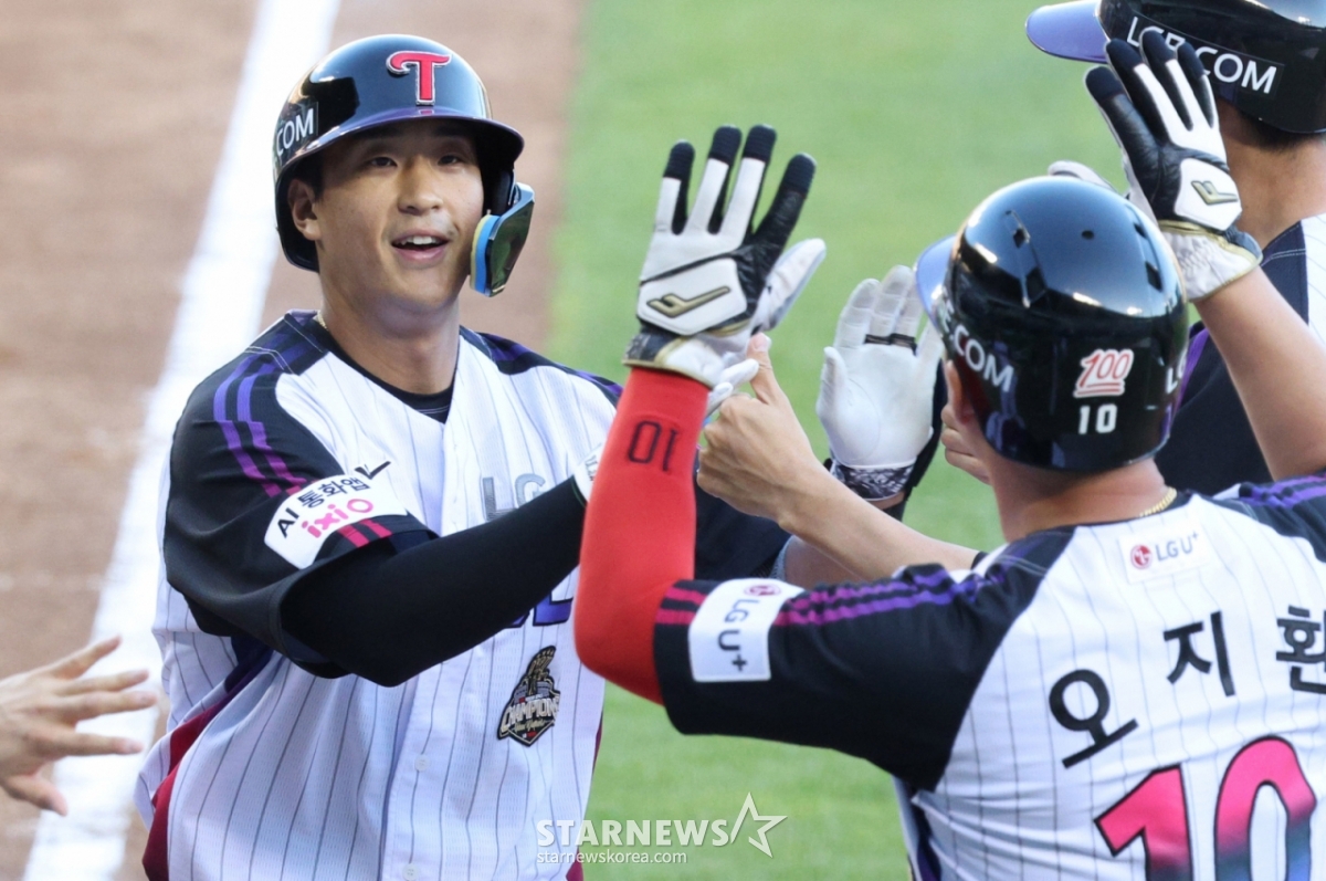 Song Chan-ui and Oh Ji-hwan broke the tiger wings and subdued the momentum. The 2026 Shinhan SOL Bank KBO League LG Twins vs. KIA Tigers game was held on the 29th at Seoul Jamsil Baseball Stadium. The KIA Tigers, on a fierce six-game winning streak, had closed the gap to half a game behind LG and aimed to shake up the standings, but their wings were clipped by the explosive Twins lineup from the first inning. Song Chan-ui's 3-run home run in the bottom of the 1st and Oh Ji-hwan's 3-run home run in the bottom of the 4th halted KIA's winning streak. Lee Ui-ri, making his first start after coming up from the minor leagues, struggled with control, allowing 6 earned runs in 2 innings before being replaced, swallowing his frustration. /Photo=Chief correspondent Kim Jin-kyung
