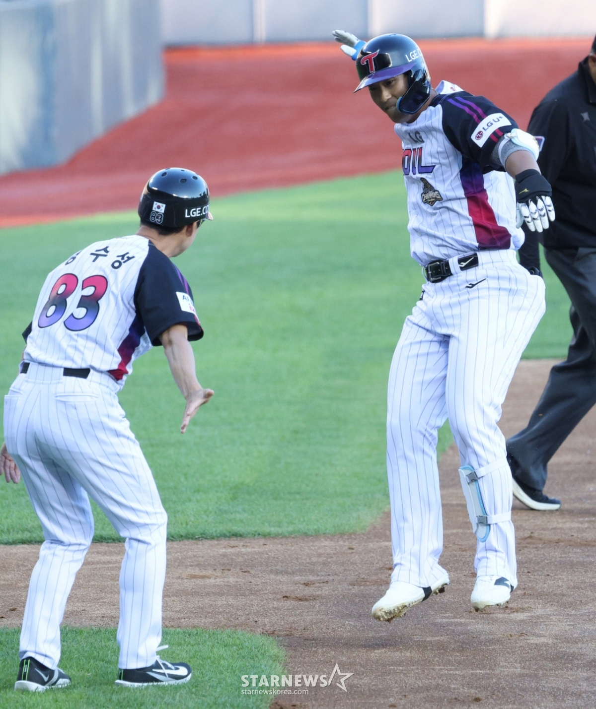 The 2026 Shinhan SOL Bank KBO League LG Twins vs. KIA Tigers game was held on the 29th at Seoul Jamsil Baseball Stadium. LG's Song Chan-ui hit a three-run home run against KIA's starting pitcher Lee Ui-ri with two outs in the bottom of the first inning with runners on first and second, then crossed home plate. /Photo=Chief correspondent Kim Jin-kyung