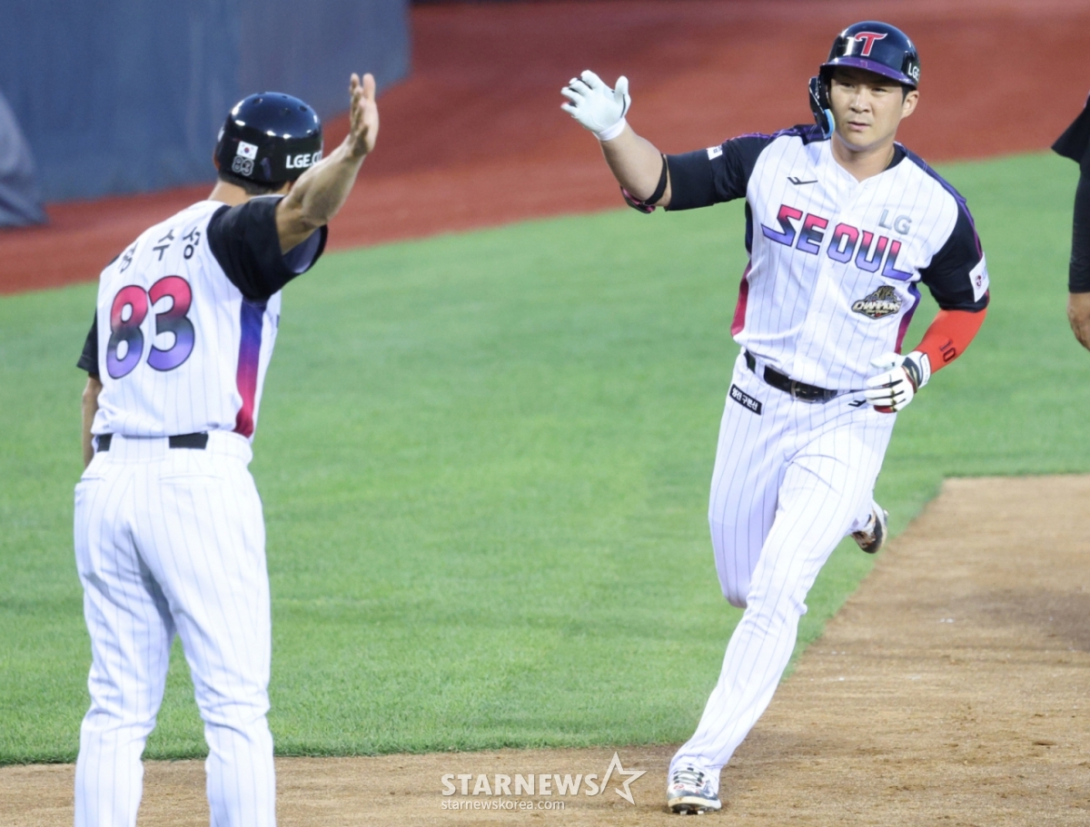 Song Chan-ui and Oh Ji-hwan broke the tiger's wings and extinguished KIA's momentum. The 2026 Shinhan SOL Bank KBO League LG Twins vs. KIA Tigers game was held on the 29th at Seoul Jamsil Baseball Stadium. KIA, which had been on a six-game winning streak and was closing the gap to within half a game of LG, aimed to shake up the standings, but the Twins' explosive offense in the first inning grounded their hopes. Song Chan-ui's three-run home run in the bottom of the first and Oh Ji-hwan's three-run home run in the bottom of the fourth halted KIA's winning streak. KIA's Lee Ui-ri, making his first start after being promoted from the minor league, struggled with control, allowing six runs in two innings before being replaced, swallowing his frustration. /Photo=Chief correspondent Kim Jin-kyung