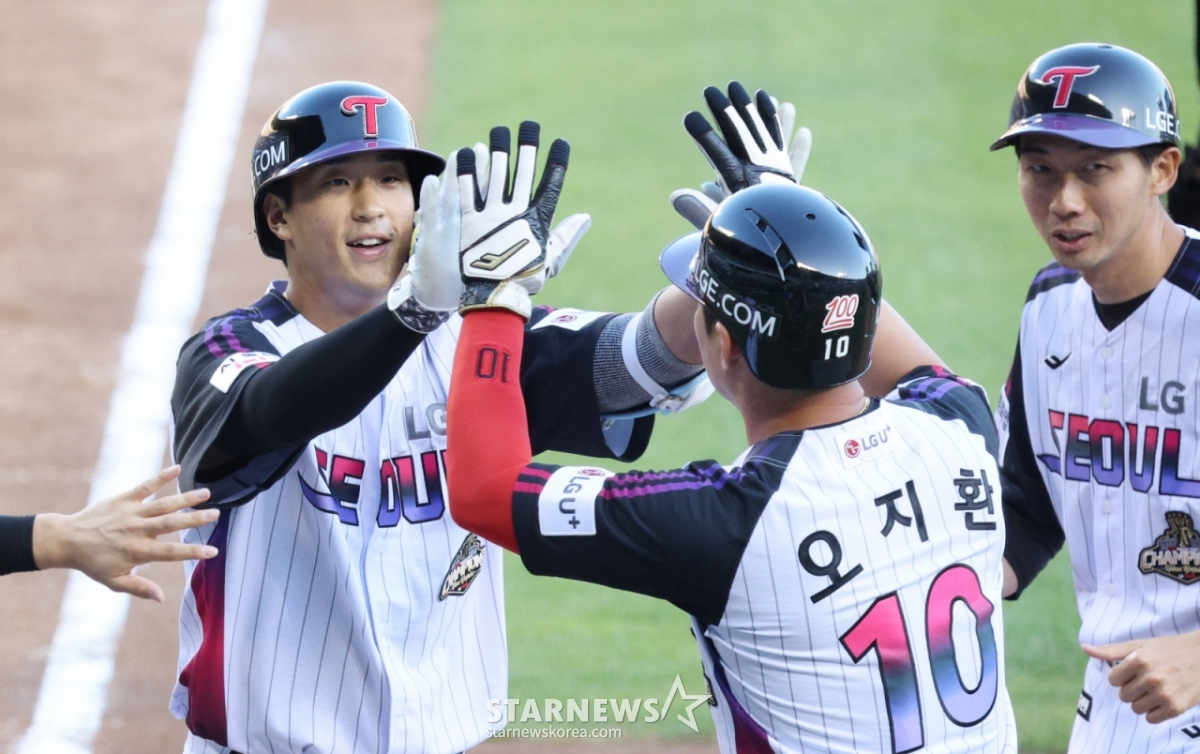 The 2026 Shinhan SOL Bank KBO League match between LG Twins and KIA Tigers was held on the 29th at Seoul Jamsil Baseball Stadium. Song Chan-ui of LG hits a 3-run home run against KIA starter Lee Ui-ri in the bottom of the 1st with two outs and runners on first and second, then crosses home plate. /Photo=Chief correspondent Kim Jin-kyung