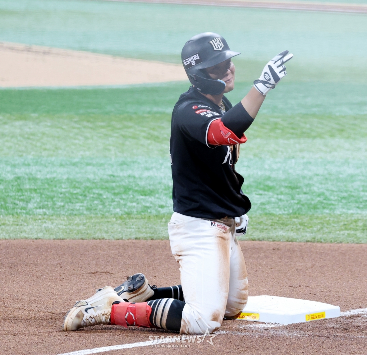 [포토]'7회초 1-1 균형깨는 3루타' KT 권동진