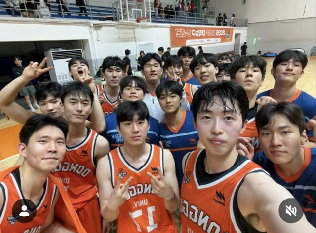 Dongguk University players pose for a commemorative photo after defeating Korea University. /Photo=Dongguk University SNS capture