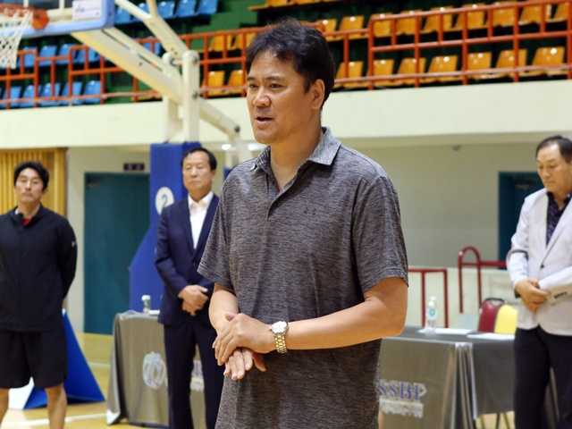 Lee Ho-geun, Dongguk University head coach (center). /Photo=WKBL