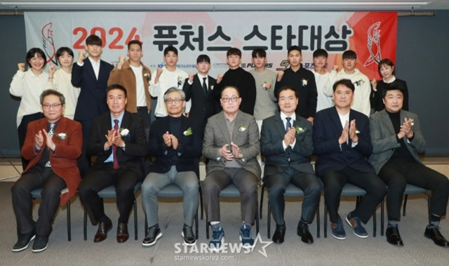 Lee Ho-geun, Dongguk University head coach (second from the right in the bottom row), served on the selection committee for the Basketball Division of the Future Star Awards. /Photo=Reporter Lee Dong-hoon.