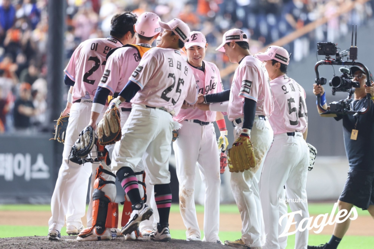 On the 29th, during the Daejeon SSG Landers-Hanwha Eagles game. Hanwha players celebrating after the game. /Photo=Hanwha Eagles