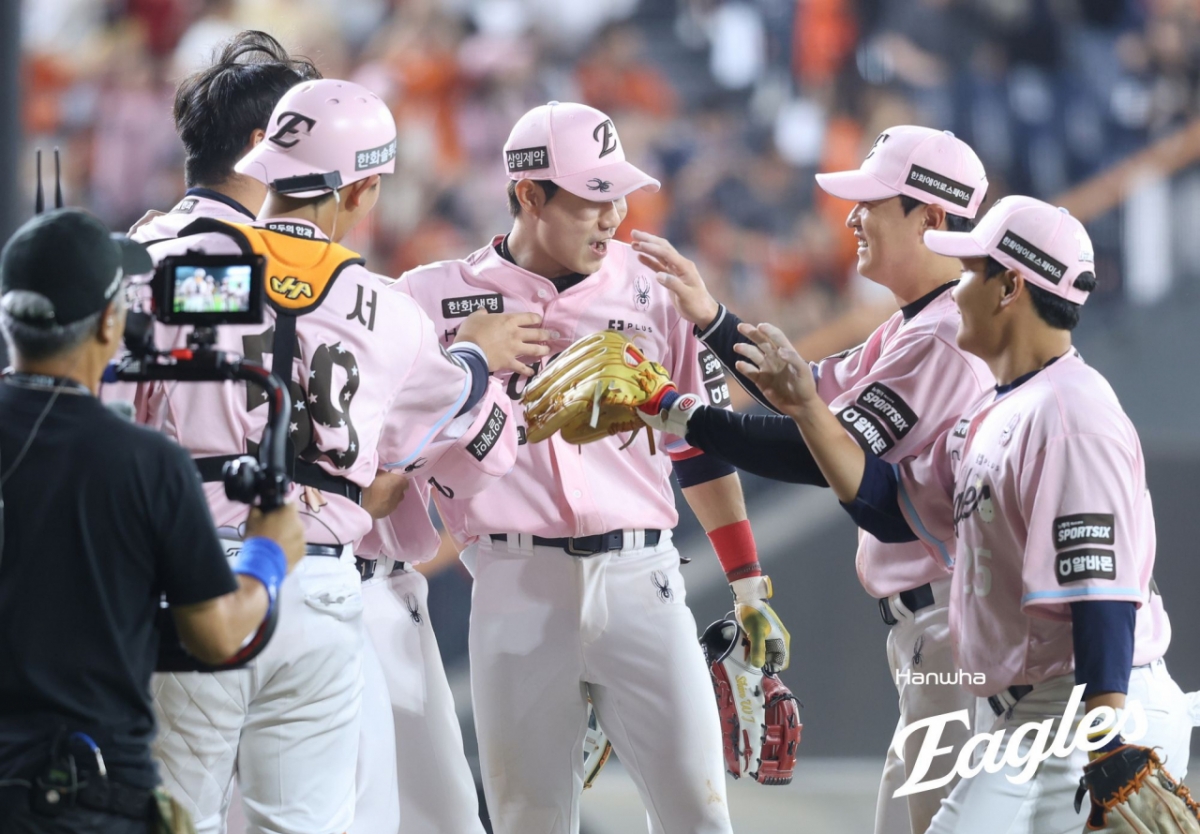 On the 29th, during the Daejeon SSG Landers-Hanwha Eagles game. Hanwha players celebrating after the game. /Photo=Hanwha Eagles