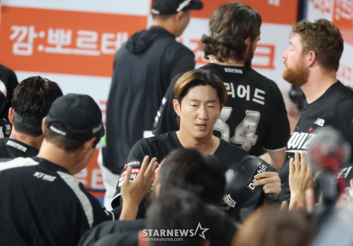 Kwon Dong-jin, người đánh bóng số 9 của KT, đã ghi bàn thắng khi Kim Min-hyuk, người chạy gôn số 1, ghi một điểm và ba cú base hit trong đầu hiệp thứ 7 của trận đấu giữa Kium Heroes và KT Wiz được tổ chức tại Gocheok Sky Dome vào ngày 29. Kim Min-hyuk, người đã trở lại dugout, đang tự chúc mừng huấn luyện viên Lee Kang-cheol. . 2026.05.29. Người đánh bóng thứ 9 của KT Kwon Dong-jin đã ghi bàn thắng khi Kim Min-hyuk, người chạy gôn thứ nhất, đã ghi được một cú base hit và một điểm base hit trong hiệp thứ 7 của trận đấu giữa Kium Hero và KT Wiz ở Gocheok Sky Dome vào ngày 29. Kim Min-hyuk, người đã trở lại dugout, đang tự chúc mừng huấn luyện viên Lee Kang-cheol. . 2026.05.29. /Ảnh = Phóng viên cao cấp Kang Young Jo