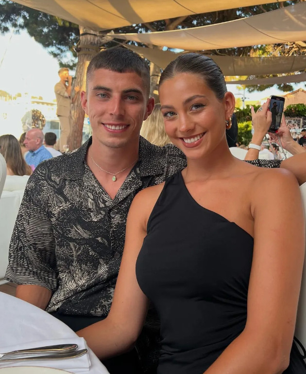 Kai Havertz (izquierda) y Sophia Weber. /Foto=recortes de The Sun