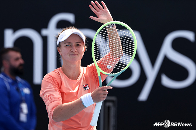 German Tamara Korpatsch greeting fans. /AFPBBNews=NEWS1