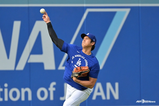 Ohtani warming up. /AFPBBNews=NEWS1
