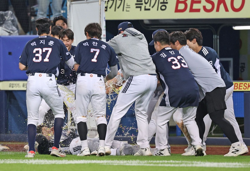 Tras la victoria contra Samsung el día 29, los jugadores de Doosan rociaron bebidas a Kang Seung-ho (abajo). /Foto=Doosan Bears