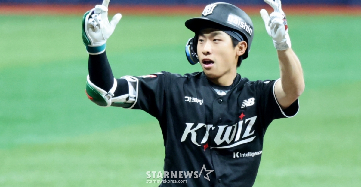 El séptimo bateador de KT, Yoo Jun-gyu, logra llegar a base con un triple por el lado izquierdo en la parte baja de la sexta entrada, con un out y corredores en primera y segunda base, durante el partido de la Liga KBO 2026 entre KT Wiz y Kiwoom Heroes, que se celebra el día 8 en el Gocheok Sky Dome. 2026.05.08. /foto=reportero Kang Young-jo