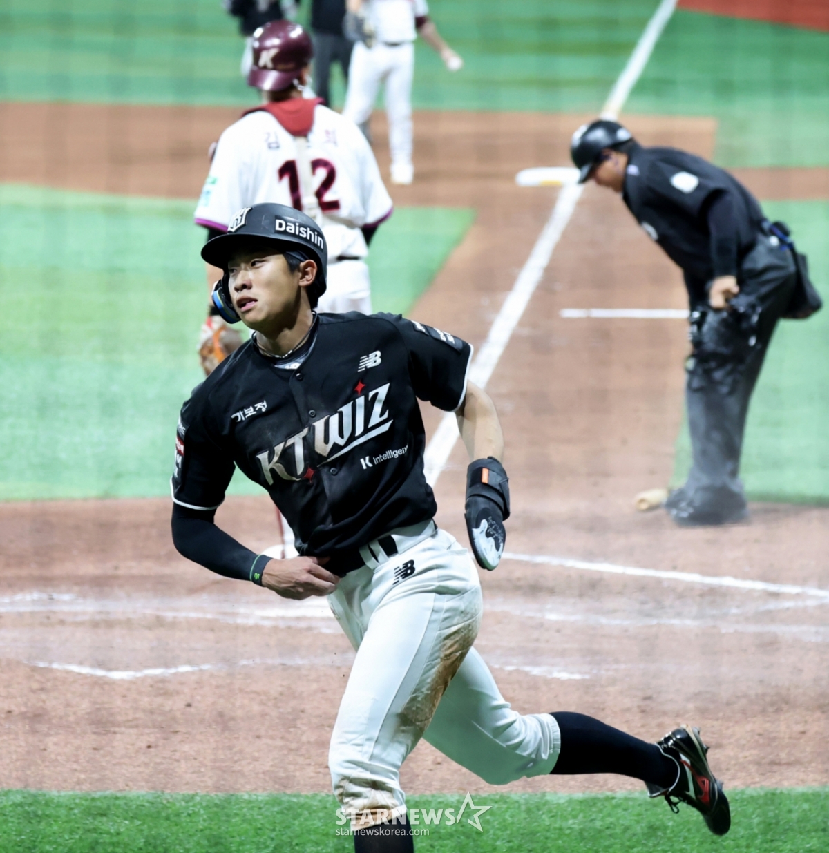 El séptimo bateador de KT, Yoo Jun-gyu, anotó tras llegar a base con un triple por golpe de línea al cuadro interior en la parte baja de la sexta entrada, con un out y corredores en primera y segunda base, en el partido de la Liga KBO 2026 entre KT Wiz y Kiwoom Heroes, que se celebró el día 8 en el Gocheok Sky Dome. 2026.05.08. /Foto=reportero sénior Kang Young-jo