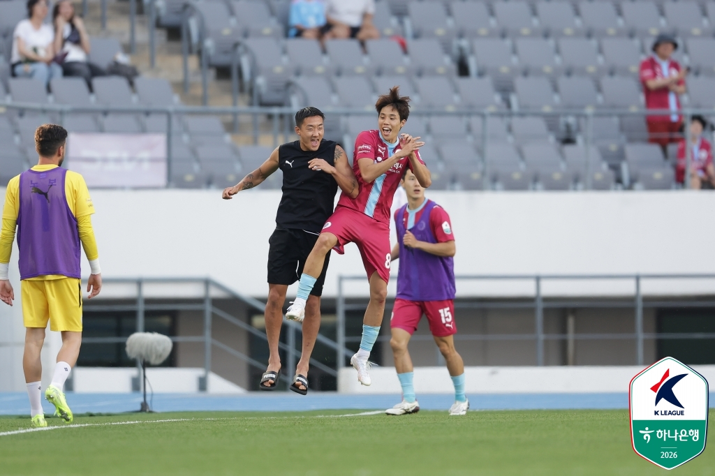龍仁FCの李スンジュンが30日、龍仁ミルスタジアムで行われた大邱FC戦で劇的な同点ゴールを決めた後、喜んでいる。 /写真=韓国プロサッカー連盟提供