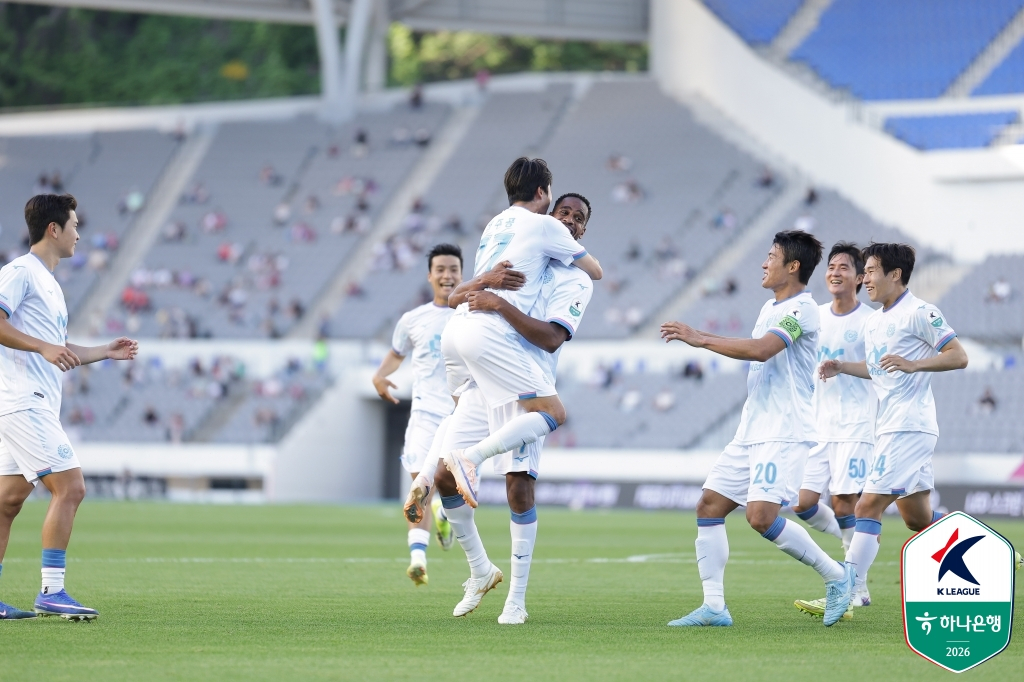 大邱FCの選手たちが30日、龍仁ミルスタジアムで行われた龍仁FC戦でエドガー(中央)の先制ゴール後、喜んでいる。 /写真=韓国プロサッカー連盟提供