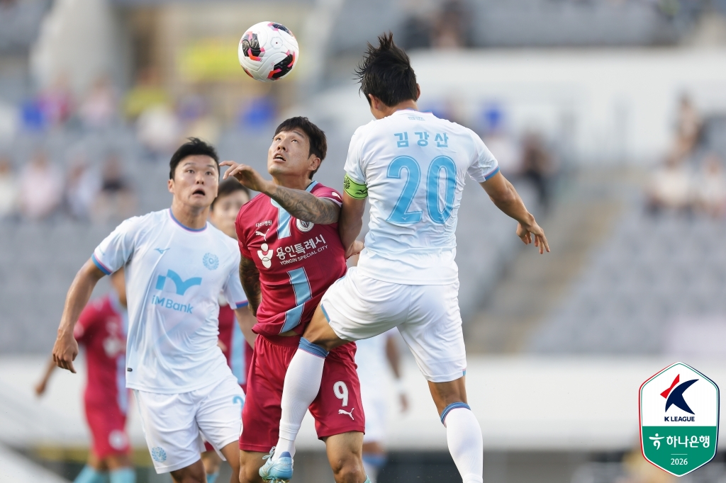 30日、龍仁ミルスタジアムで行われた龍仁FCと大邱FCの試合。 熾烈なボール争いを繰り広げている両チームの選手たち。 /写真=韓国プロサッカー連盟提供
